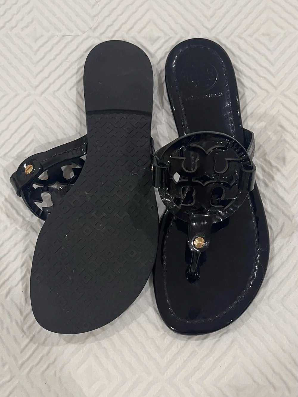 Tory Burch Black Patent Logo Thong Sandals - Picture 2 of 2